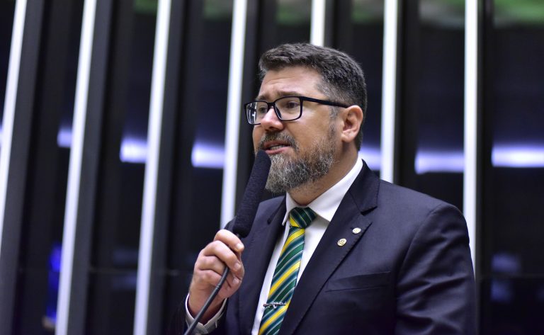 O Projeto de Lei 2587/23 isenta do Imposto sobre a Propriedade Territorial Rural (ITR) o imóvel que foi alvo of crime de roubo ou esbulho possessório (invasão) O texto em análise na Câmara dos Deputados altera a Lei do