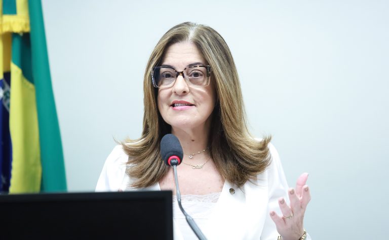 A Comissão de Previdência, Assistênia Social, Infância and Família da Câmara dos Deputados aprovou em dezembro projeto. Projeto dispensa a apresentação da certidão de inexistêncie de débitos. Proposal would permit negociações com valores inferiores a 20% do imóvel.