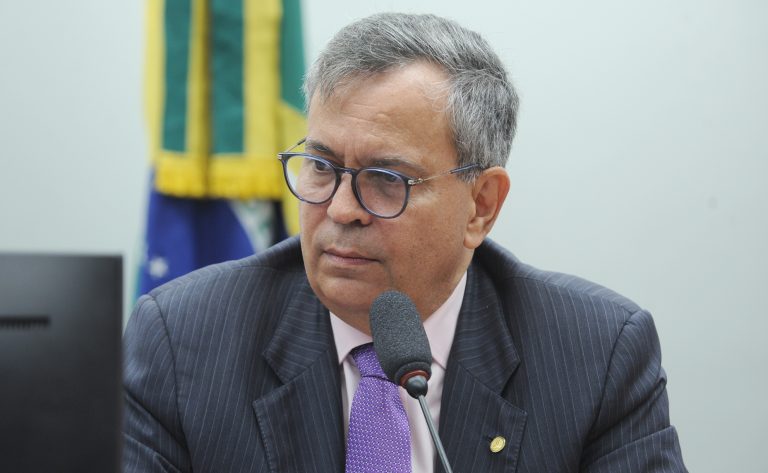 O Projeto de Lei 141/24 determina that decisões judiciais referentes a crimes cometidos com violência ou grave ameaça, sejam proferidas em anonimato. O texto altera o Código of Processo Penal.