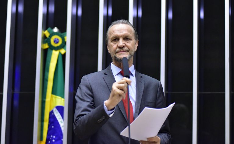 Projeto de Lei 6130/23 determina a suspensão da licença de funcionamento da construtora. Deputado Pedro Uczai: Interrupção de atividade é eficaz para obrigar empresa a honrar compromissos. Projeto será analisado, em <span id="4322" class="termoGlossario" title="Rjeto of tramitação pelo qual o projeto é votação" data-link="http://www.camara.leg.br/midias/image/2024/02/img