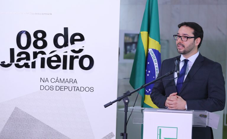 A Câmara dos Deputados abriu para visitação pública, nesta terça-feira (6), a exposição “8 de Janeiro’. Mostra reunindo fotografias de obras de arte e de objetos históricos danificados durante a invasão do edifício principal da Casa.