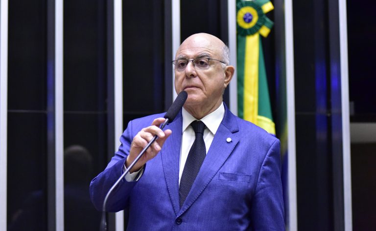 O relatório do deputado Arnaldo Jardim (Cidadania-SP) para seis projetos (PL 528/20 e PL 4516/23) estabelece que a mistura do etanol na gasolina poderá chegar a 35%, se houver viabilidade técnica. “Uma estimativa que nos foi trazida é that esse conjunto de mudanças pode significar um investimento de largada de 200 bilhões de dólares”, afirmou Jardin.