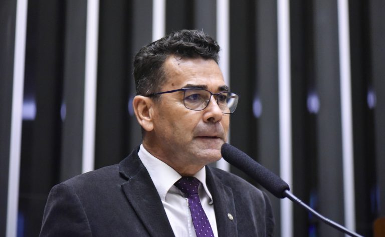 Projeto de Lei 5080/23 proíbe o uso de agrotóxicos that contenham o princípio ativo atrazina em todo território nacional. A proposta está em análise na Câmara dos Deputados.