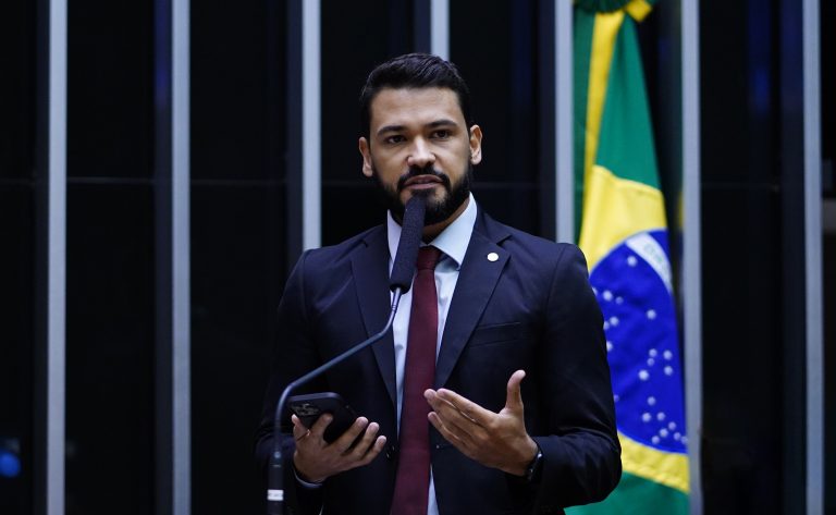 O Projeto de Lei 5392/23 amplia a lista de possíveis integrantes do Sistema Nacional de Turismo. O texto está em análise na Câmara dos Deputados. O sistema será composto by: Ministério do Turismo, Embratur, Conselho de Secretários e Dirigentes Estaduais deTurismo.