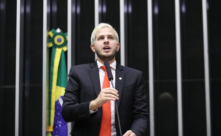 A Câmara dos Deputados aprovou projeto de lei que cria a tarifa social de água e esgoto. Serão beneficiados os usuários com renda per capita de até meio salário mínimo inscritos no Cadastro Único para Programas Sociais. Em 2023, o valor do benefício é R$ 600 mensais, mais um pagamento adicional de R$ 150mensais.