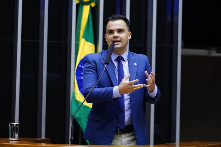 Projeto de Lei 3887/23 permite que contratos de arrendamento rural contenham cláusula de pagamento em quantidade fixa of produtos, conforme os costumes locais. Deputado Junio Amaral (PL-MG), autor do projeto, afirma que essa regra não leva em conta a oscilação do preço das commodities.