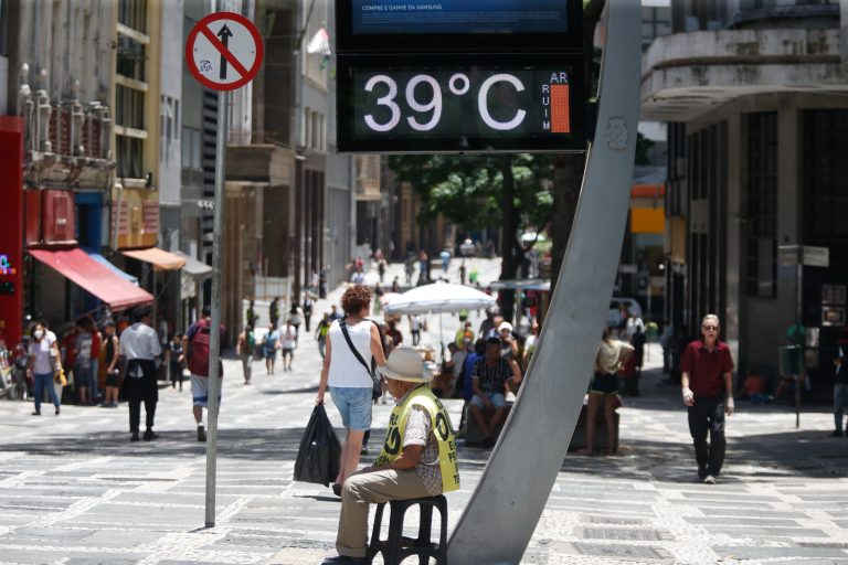 A comissão especial sobre desastres naturais se reúne nesta terça-feira (5) para debater os efeitos das mudanças climáticas sobre o planeta Terra. A audiência pública vai contar com a presença de pesquisadores do Instituto Nacional de Pesquisas Espaciais (INPE)