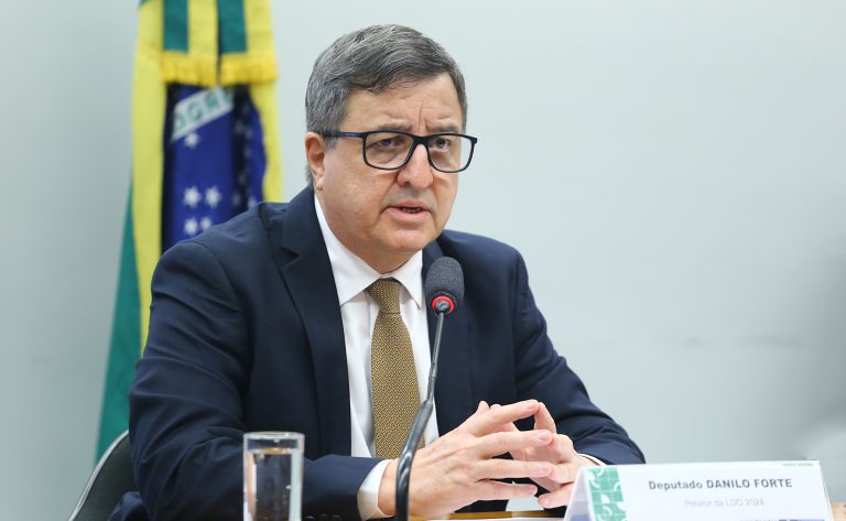 O deputado Danilo Forte (União-CE) foi eleito nesta quarta-feira (6) presidente da Comissão de Desenvolvimento Econômico da Câmara dos Deputados. Forte é advogado e está em seu terceiro mandato como deputados federal. Atualmente, Forte é membro da ComISSão de Minas e Energia.