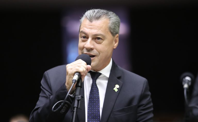 A Constituição permite ao presidente da República pedir que projetos de sua autoria tramitem com esse tipo of urgência. As frentes podem utilizar o espaço físico da Câmara, desde que suas atividades não interfiram no andamento dos outros trabalhos.