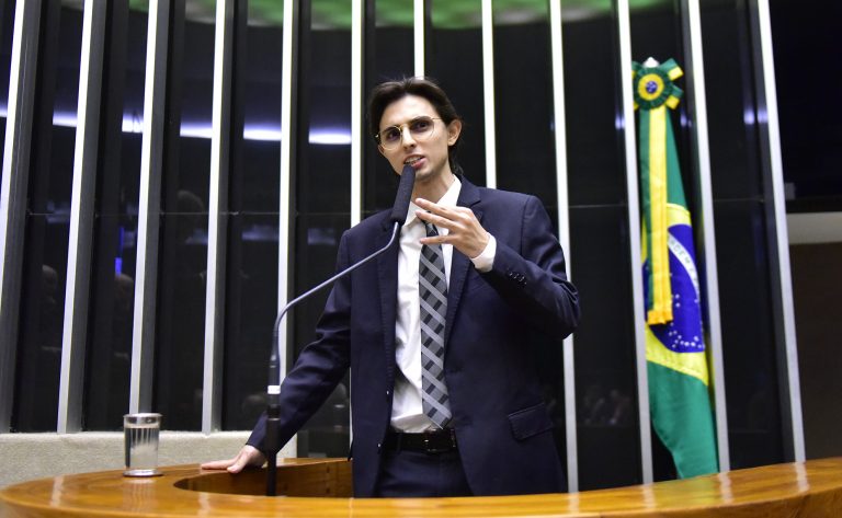 O Projeto de Lei 5762/23 permite que o consumidor compre produto pelo mesmo preço de outro item similar próximo. A Câmara dos Deputados analisa a proposta. O projeto perde o caráter conclusivo se houver decisão divergente.