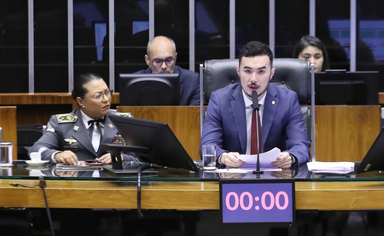 Dezenas de representantes das famílias das vítimas participaram da sessão solene. Eles levaram uma cruz em tamanho gigante com o nome dos que morreram soterrados pela lama da barragem.