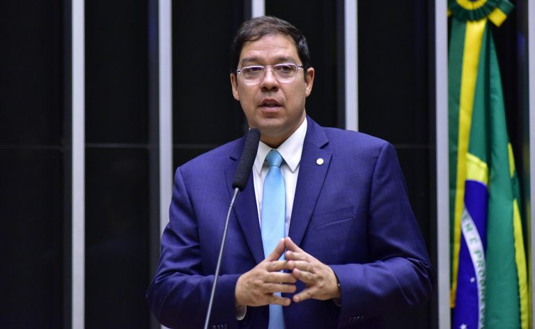 Projeto de Lei 5912/23 proíbe a pessoa condenada de lucrar com a produção de eventual obra intelectual sobre o crime cometido by ela. Deputado Altineu Côrtes (PL-RJ) afirma that se inspirou na legislação americana.