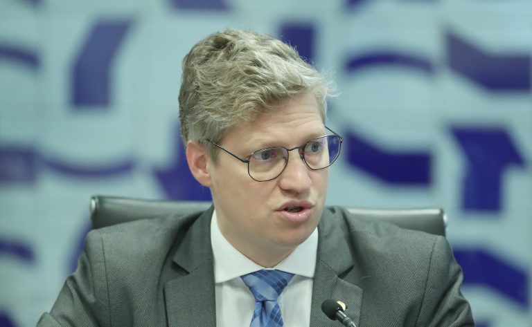 Bruno Spada / Câmara dos Deputados O coordenador do colegiado, Marcel van Hattem A comissão externa da Câmara dos Deputados sobre os danos causados pelas enchentes no Rio Grande do Sul aprovou nesta quarta-feira (12) a realização de visitas técnicas às áreas diretamente afetadas e aos abrigos para famílias desalojadas. Além disso, a comissão decidiu ouvir representantes dos municípios, do Corpo de Bombeiros e de diferentes entidades para fazer um levantamento sobre os prejuízos e as medidas necessárias à recuperação do estado. Segundo a Defesa Civil do Rio Grande do Sul, 478 municípios (96% do total) foram afetados por eventos meteorológicos, com prejuízos para quase 2,4 milhões de pessoas (22% dos habitantes pelo Censo de 2022). As mortes chegaram a 173. As visitas da comissão externa ao Rio Grande do Sul e a realização de audiências públicas foram sugestões do coordenador do colegiado, deputado Marcel van Hattem (Novo-RS), e do relator, deputado Pompeo de Mattos (PDT-RS). “Estou preparando ofício para que os prefeitos declarem o que receberam, item por item, e o que desejam, até porque preciso das informações”, informou ainda o relator. “A cobrança é muito grande porque a tragédia é muito grande”, disse. Contas municipais O presidente da Federação das Associações de Municípios do Rio Grande do Sul, Marcelo Arruda (Famurs), alertou nesta quarta-feira para o risco de uma queda de até 25% na arrecadação dos municípios, em um montante estimado em R$ 3 bilhões. “Se der tudo certo e a economia voltar a andar, deverá haver uma arrecadação a mais, mas, se isso não ocorrer, não podemos ser pegos de surpresa para encerrar o mandato e deixar tudo dentro a Lei de Responsabilidade Fiscal”, avaliou Arruda. Ele também defendeu a criação de programa habitacional para a classe média, subsidiado pelos governos. “Não existem mais pobres ou menos pobres, todos estão no mesmo barco e precisam de ajuda neste momento difícil”, comentou. Ajuda aos negócios Já o empresariado cobrou ajuda federal para recuperar a infraestrutura e o aeroporto de Porto Alegre; prazo para pagar impostos; apoio contra demissões; linhas de crédito; e desistência definitiva, pelo governo, do leilão de arroz importado. “Muitas empresas perderam 100% do faturamento, atingidas ou não pela mancha d’água”, disse o vice-presidente da Federação de Entidades Empresariais do Rio Grande do Sul (Federasul) para Micro e Pequenas Empresas, Douglas Winter. “A situação é diferente da pandemia de Covid-19, em que todos se protegeram nas suas casas. Agora, as empresas e as casas foram perdidas; na pandemia, não, a gente voltava e tinha o maquinário, tinha o negócio de pé”, comparou Winter. Além de deputados do colegiado, participaram da reunião o senador Irineu Orth (PP-RS); o presidente da Federação do Comércio de Bens e de Serviços do Rio Grande do Sul (Fecomércio), Luiz Carlos Bohn; o vice-presidente da federação estadual da Agricultura (Farsul), Domingos Velho Lopes; e prefeitos gaúchos.