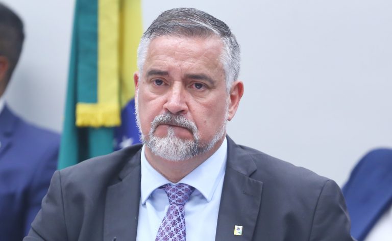 Vinicius Loures / Câmara dos Deputados Pimenta terá que explicar porque pediu investigação de contas que criticaram o governo A Comissão de Constituição e Justiça da Câmara dos Deputados ouve nesta terça-feira (11) o ministro da secretaria criada para apoiar a reconstrução do Rio Grande do Sul, Paulo Pimenta, sobre acusação de uso da Polícia Federal para investigar opositores do governo federal. O debate será realizado a partir das 14h30, no plenário 1. Confira a pauta "Conforme amplamente divulgado pela imprensa, o ministro da Justiça e Segurança Pública, Ricardo Lewandowski, determinou que a Polícia Federal investigue os perfis que criticaram as medidas do governo federal no Rio Grande do Sul", afirma o deputado Delegado Paulo Bilynskyj (PL-SP), que pediu a audiência. A atitude, segundo ele, demonstra abuso de poder, tentativa de censura e uso da máquina pública para perseguir opositores políticos. Bilynskyj ressalta que o Ministério da Justiça foi acionado pelo próprio Paulo Pimenta, que à época era ministro-chefe da Secretaria de Comunicação Social. Liberdade de expressão O deputado afirma que algumas postagens que estão sendo investigadas são apenas opiniões críticas à atuação do governo federal. Ele lembra que a liberdade de expressão e de manifestação do pensamento é um direito garantido pela Constituição. Além disso, acrescenta Bilynkyj, o Código Penal já afirma que não pode ser considerado crime: a manifestação crítica aos poderes constitucionais, a atividade jornalística e a reivindicação de direitos e garantias constitucionais por meio de passeatas, greves e manifestações. O Ministério da Justiça afirmou, em nota, que a apuração vai buscar “narrativas desinformativas”, vinculadas às enchentes. "É imperativo que a expressão do pensamento não seja objeto de punição, visto que tal liberdade é fundamental para a estruturação e preservação da democracia", alerta o deputado Paulo Bilynskyj. Na opinião do deputado, iniciar um inquérito policial sem evidências de conduta criminosa é abuso de autoridade.